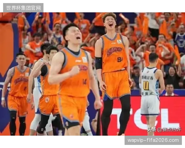 上海队依靠怀特塞德和王哲林的双塔组合,建立起冠军级别的内线防守 上海队依靠怀特塞德和王哲林的双塔组合,建立起冠军级别的内线防守